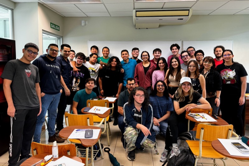 Maikol Solís impartiendo una clase a estudiantes